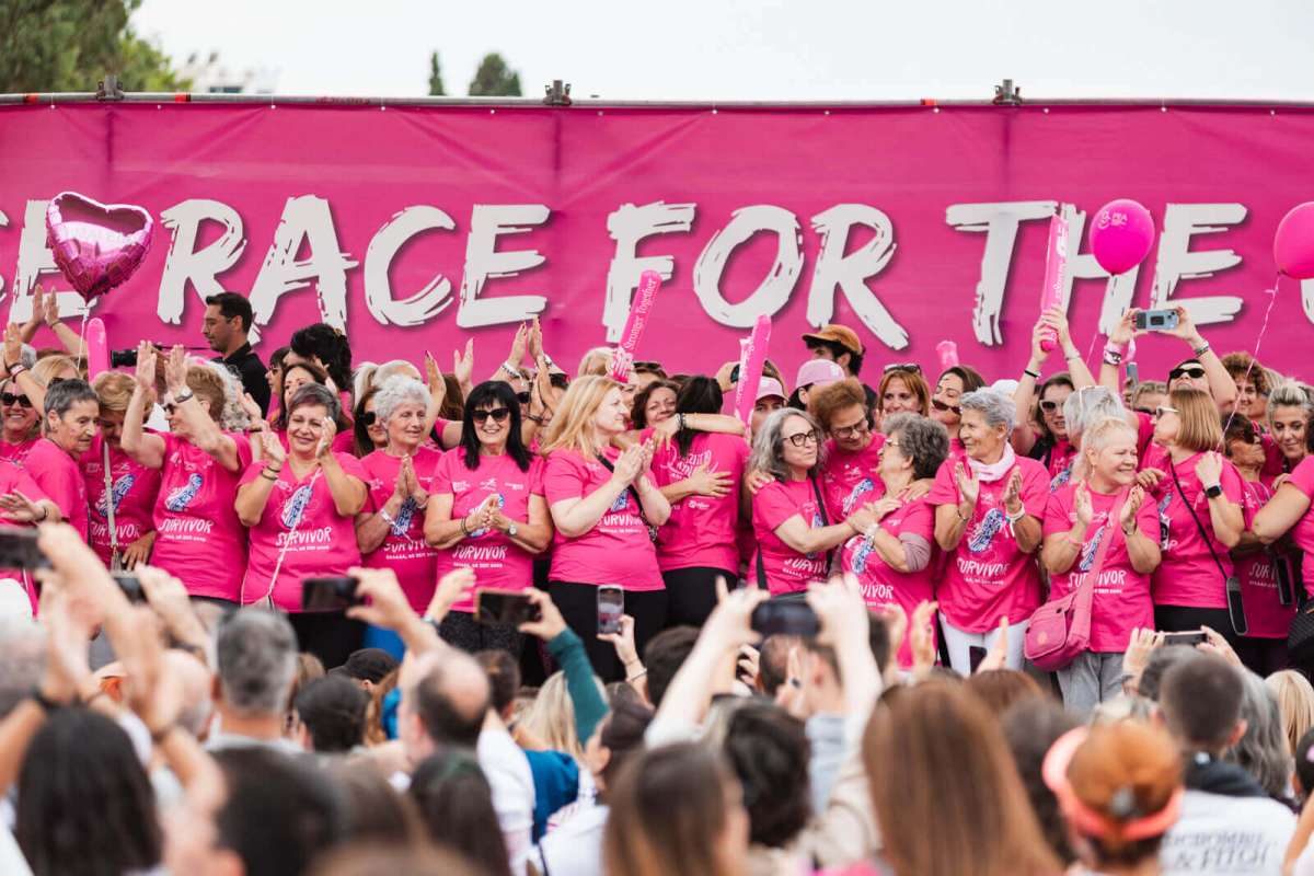 Survivors χειροκροτούν και αγκαλιάζονται στη σκηνή του Greece Race for the Cure®