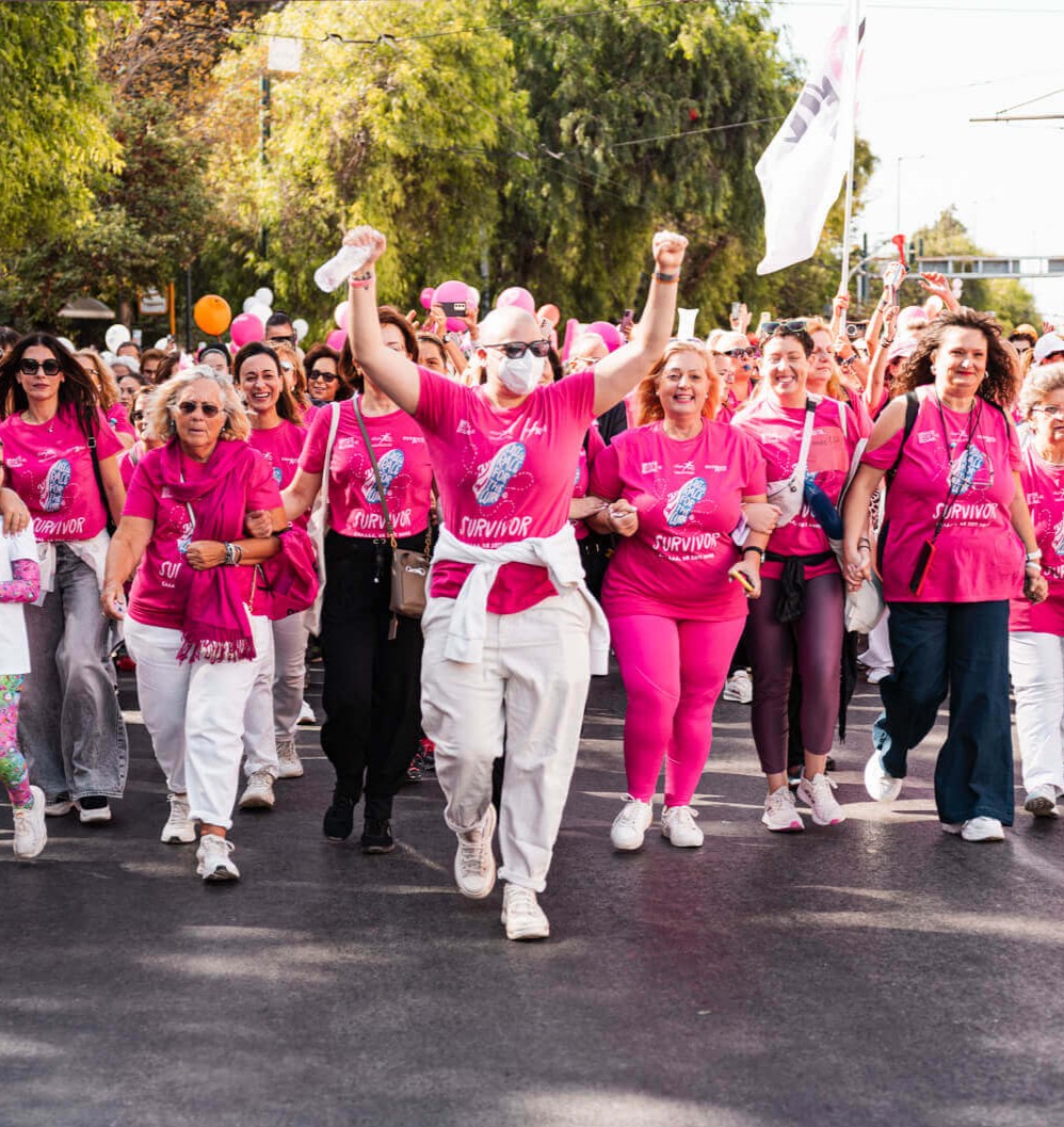 Survivors περπατούν μετά την εκκίνηση στον περίπατο του Greece Race for the Cure®
