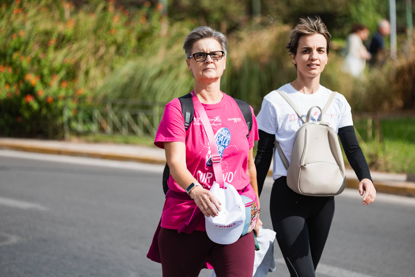 Δυο γυναίκες περπατούν δίπλα δίπλα στο Greece Race for the Cure®