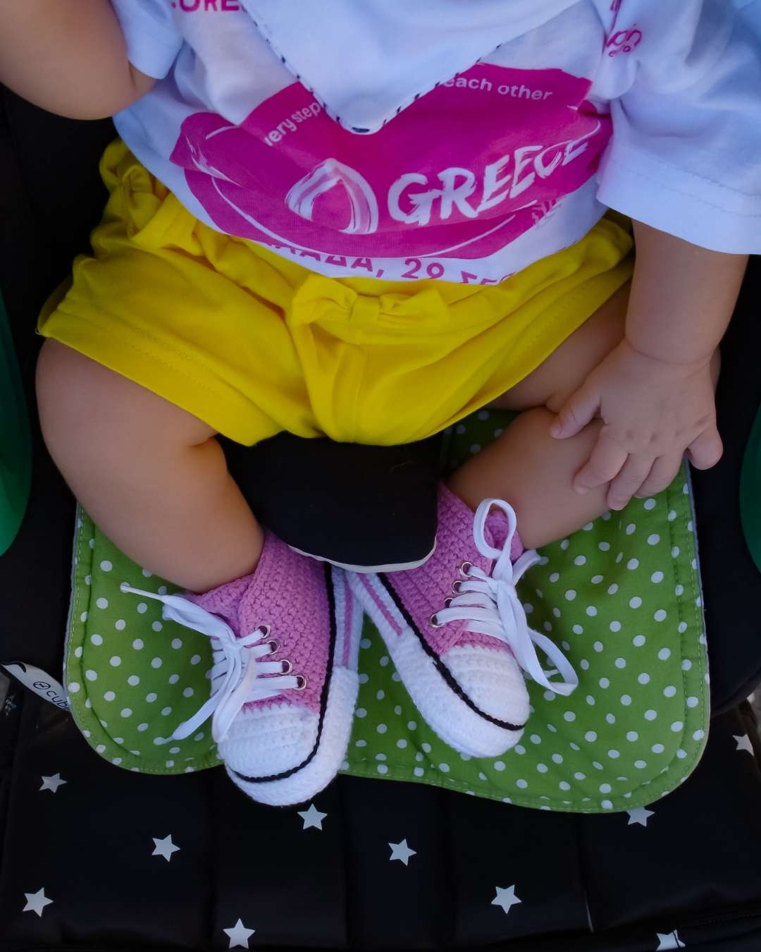 Μωρό στο Greece Race for the Cure® στο καρότσι του φορώντας το επίσημο μπλουζάκι της διοργάνωσης