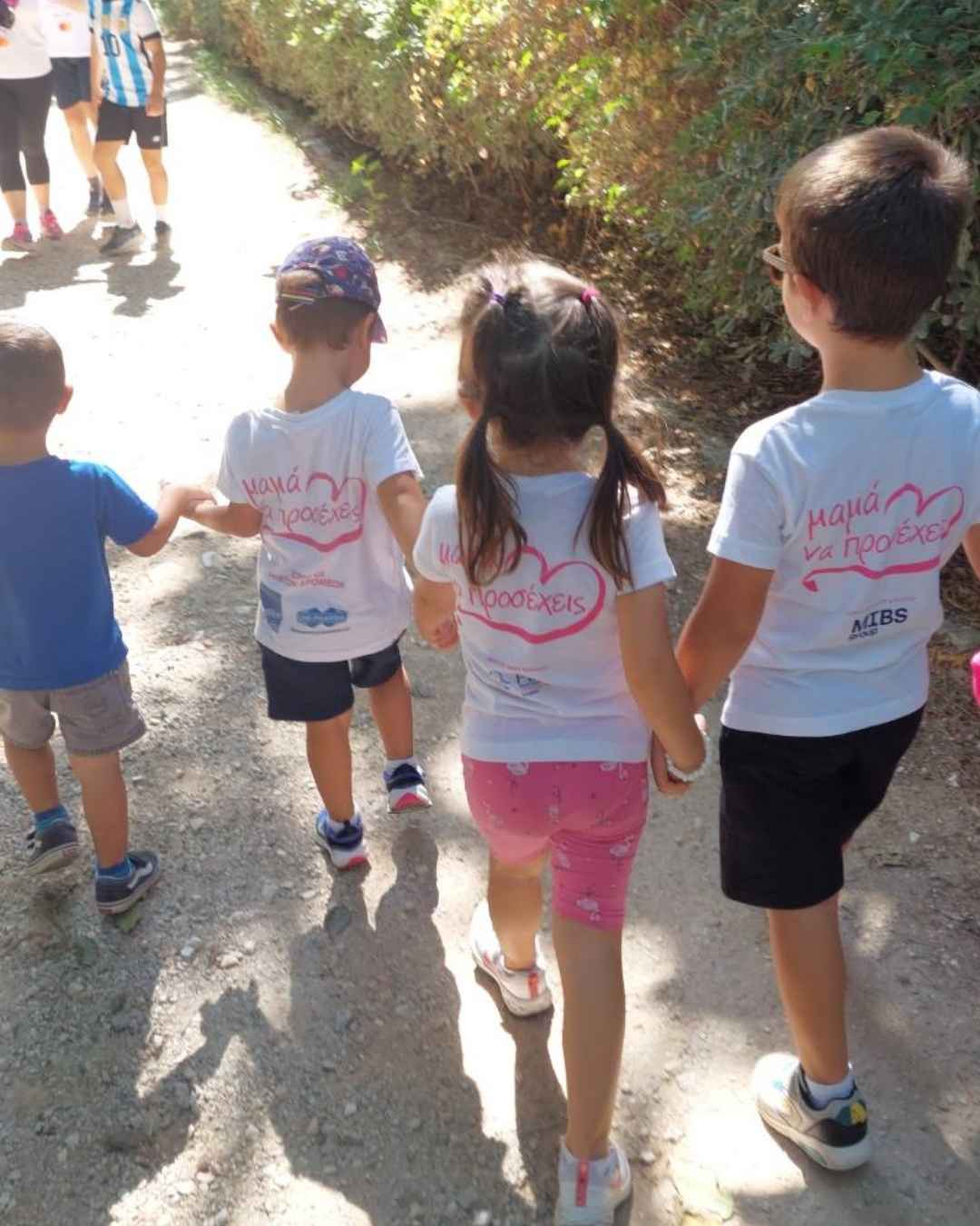 Παιδιά στο Greece Race for the Cure® περπατούν χέρι χέρι