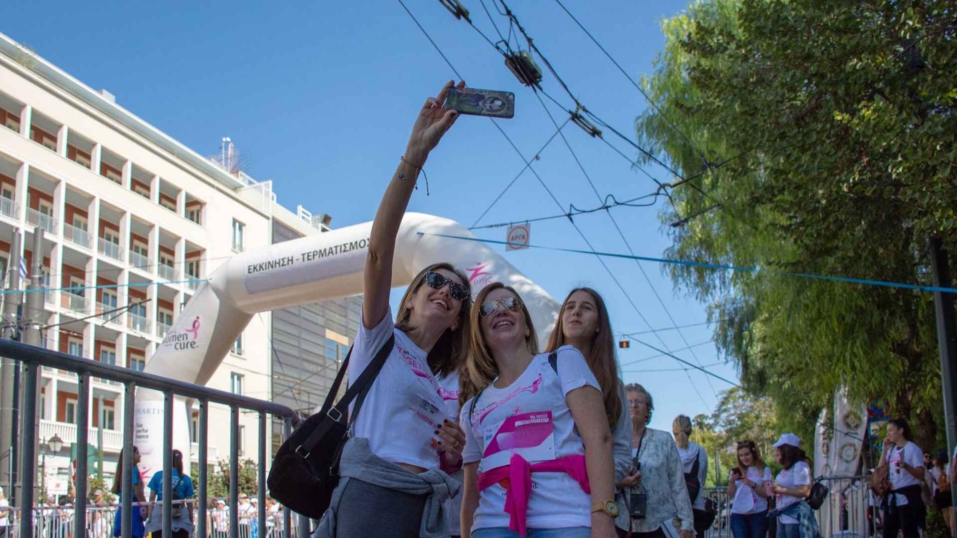 Συμμετέχουσες στο Greece Race for the Cure® χαμογελούν και τραβούν φωτογραφία