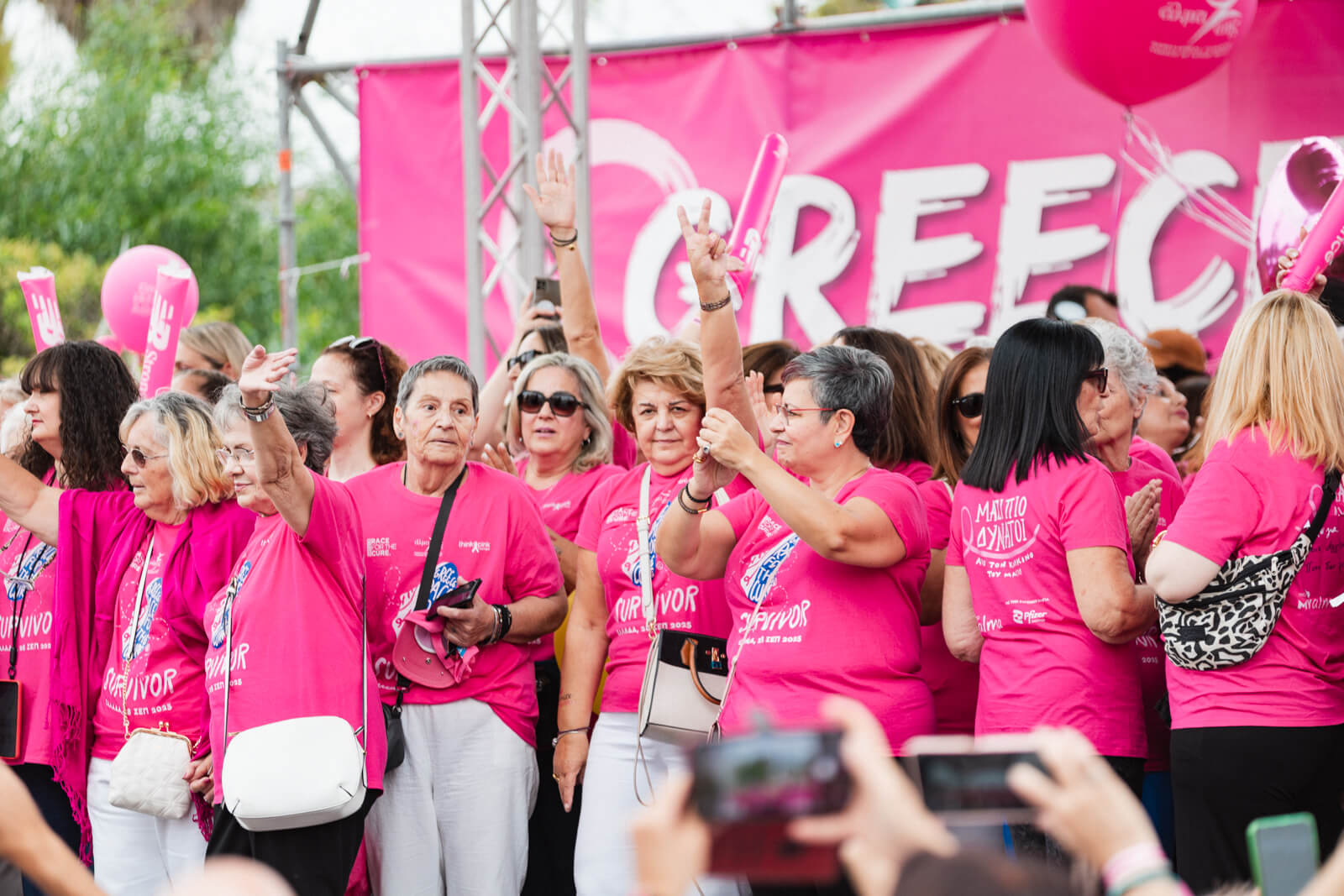 Γυναίκες με ροζ μπλουζάκια, survivors, στη σκηνή του Greece Race for the Cure®