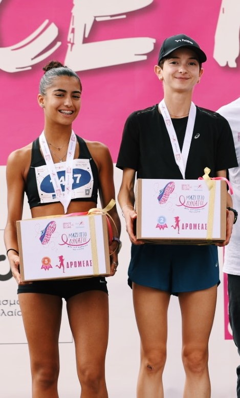 Δρομείς του Greece Race for the Cure® βραβεύονται επί σκηνλης