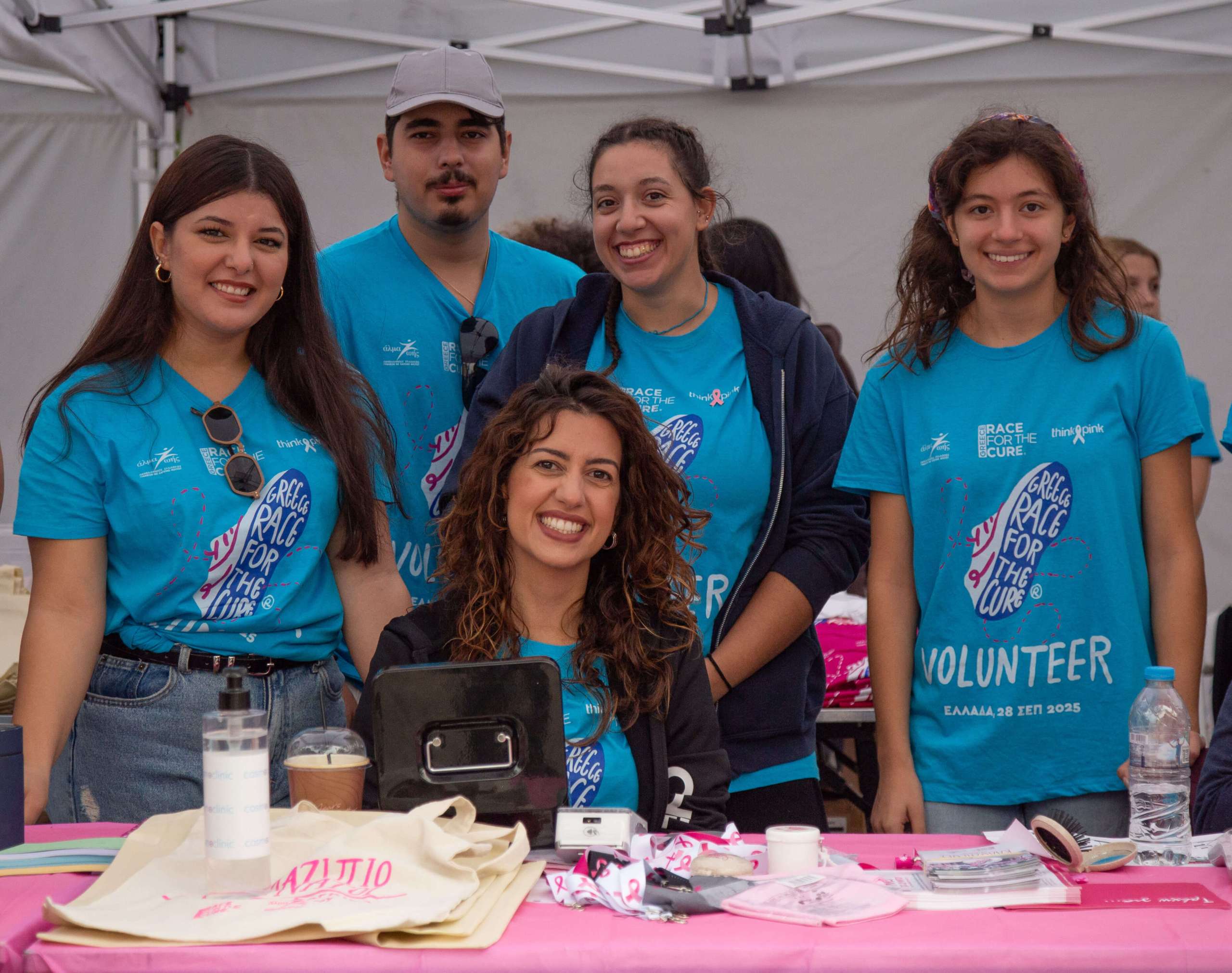Εθελοντική ομάδα Greece Race for the Cure® στο περίπτερο παραλαβών
