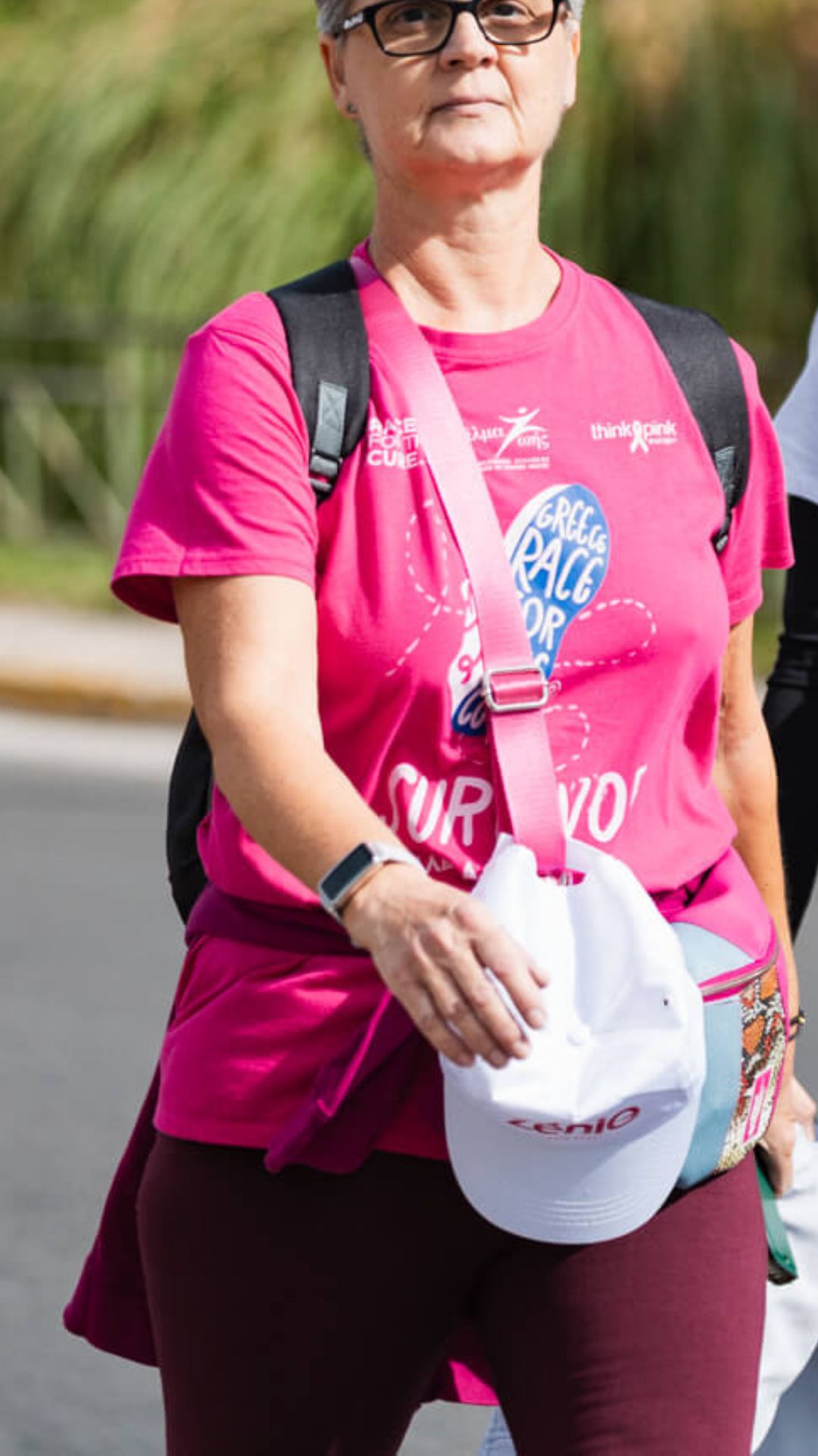 Γυναίκα με ροζ μπλουζάκι περπατάει στο Greece Race for the Cure®