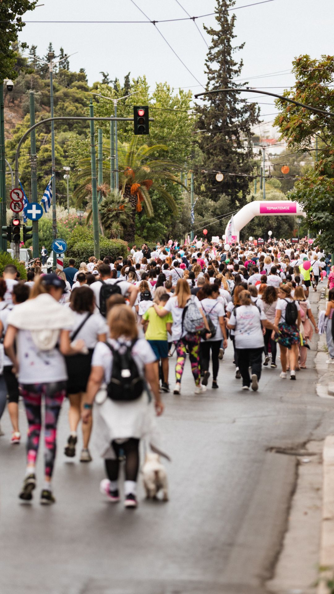 Πλήθος κόσμου περπατούν στο Greece Race for the Cure®