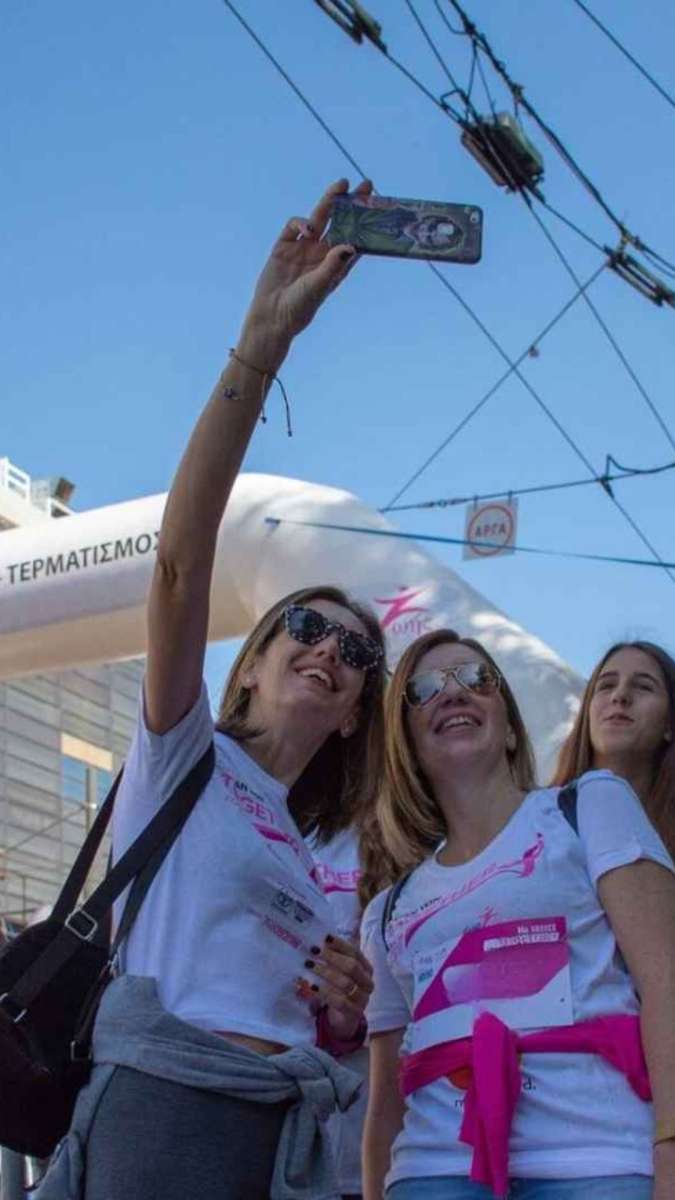 Παρέα γυναικών φωτογραφίζεται στο Greece Race for the Cure®
