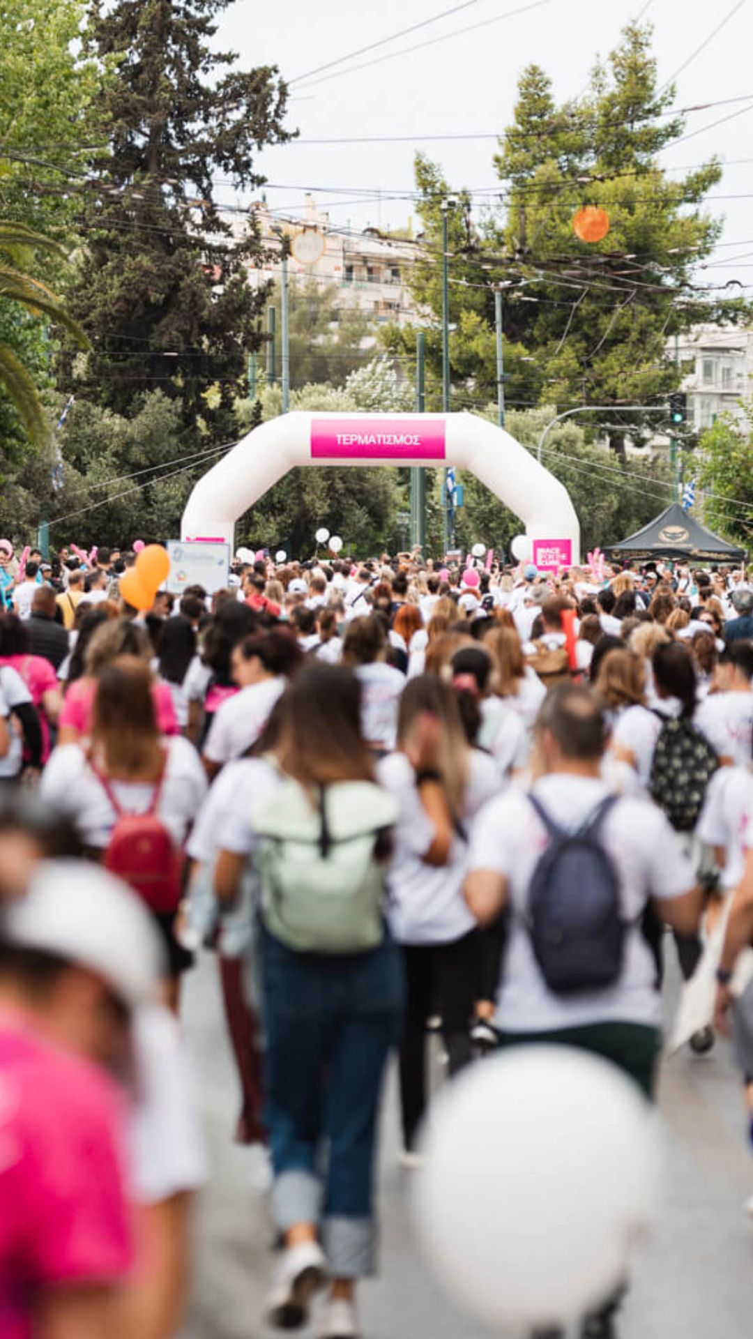 Πλήθος κόσμου περπατά στο Greece Race for the Cure®