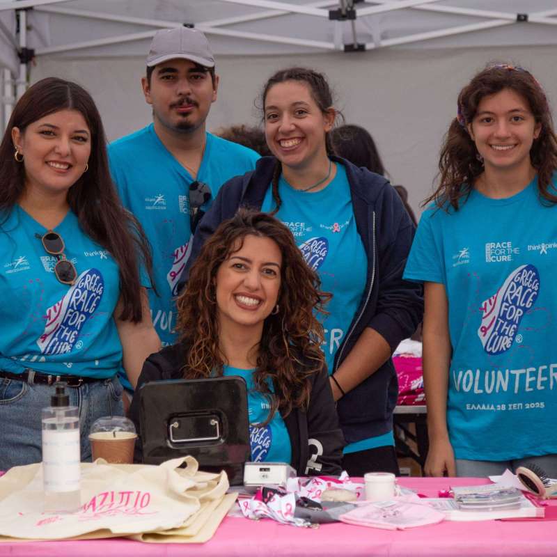 Εθελοντική ομάδα Greece Race for the Cure® στο περίπτερο παραλαβών