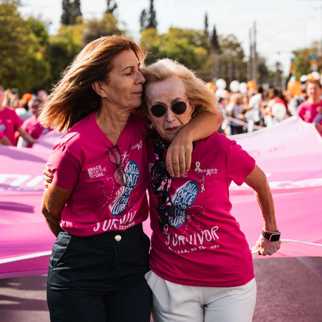 Η Πρόεδρος και η επίτιμη Πρόεδρος του Πανελλήνιου Συλλόγου Γυναικών με Καρκίνο Μαστού "Άλμα Ζωή" αγκαλιασμένες στον περίπατο του Greece Race for the Cure®